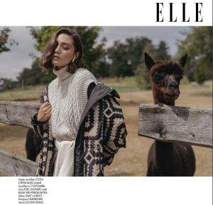 Ein Foto welches in der Modezeitschrift ELLE mit unseren Alpakas veröffentlicht wurde. Auf dem Foto ein Model mit unserem Alpaka "Speedy"