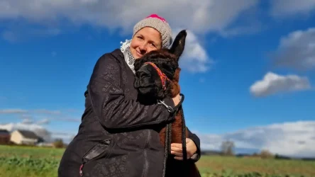 Wellness für die Seele! Eine sehr Glückliche Frau kuschelt mit unserem Alpaka "Moritz"