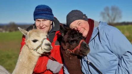 Alpakawandern mit den Wolfachtal Alpakas. Auf dem Bild sieht man Sepp und Christine, 2 unserer absoluten Stammkunden die sich in unsere Alpakas verliebt haben. Zugleich auch unsere Alpakas "Luca" und "Speedy"